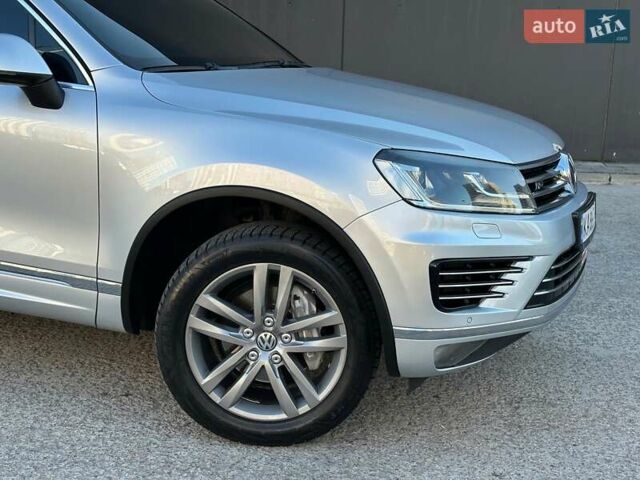 Серый Фольксваген Туарег, объемом двигателя 3 л и пробегом 193 тыс. км за 23450 $, фото 5 на Automoto.ua