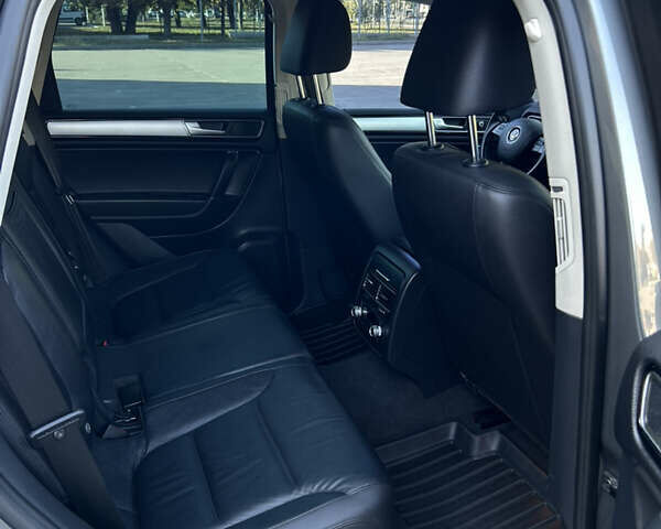 Сірий Фольксваген Туарег, об'ємом двигуна 2.97 л та пробігом 220 тис. км за 21400 $, фото 14 на Automoto.ua