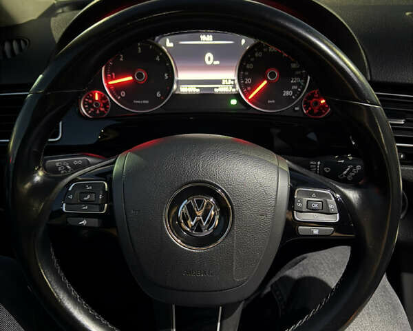 Серый Фольксваген Туарег, объемом двигателя 2.97 л и пробегом 186 тыс. км за 23500 $, фото 16 на Automoto.ua