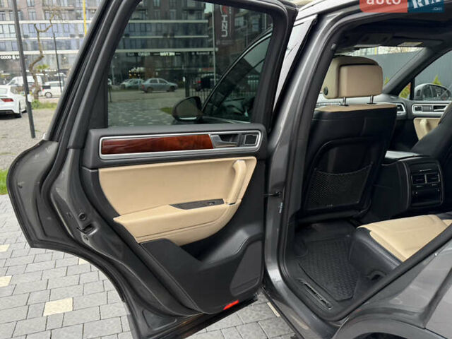 Серый Фольксваген Туарег, объемом двигателя 3 л и пробегом 228 тыс. км за 24900 $, фото 28 на Automoto.ua