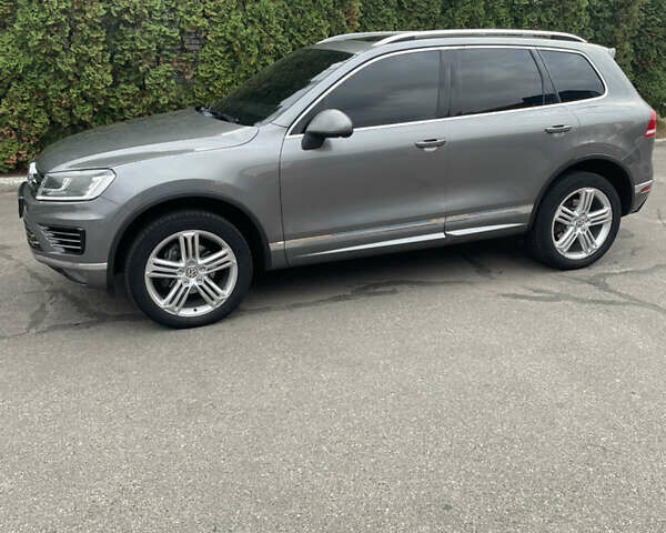 Серый Фольксваген Туарег, объемом двигателя 2.97 л и пробегом 266 тыс. км за 27999 $, фото 3 на Automoto.ua