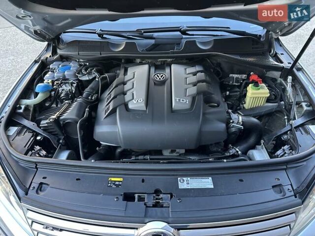Серый Фольксваген Туарег, объемом двигателя 3 л и пробегом 193 тыс. км за 23450 $, фото 105 на Automoto.ua