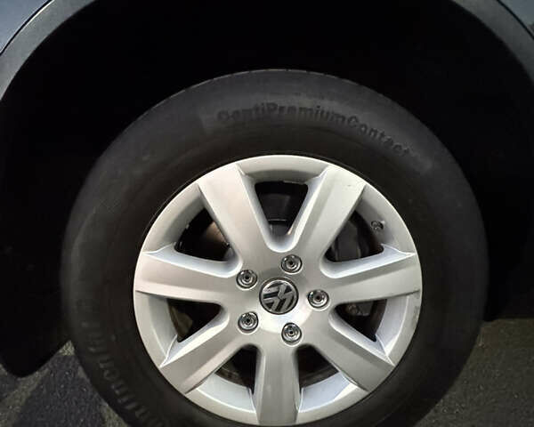 Серый Фольксваген Туарег, объемом двигателя 2.97 л и пробегом 186 тыс. км за 23500 $, фото 3 на Automoto.ua