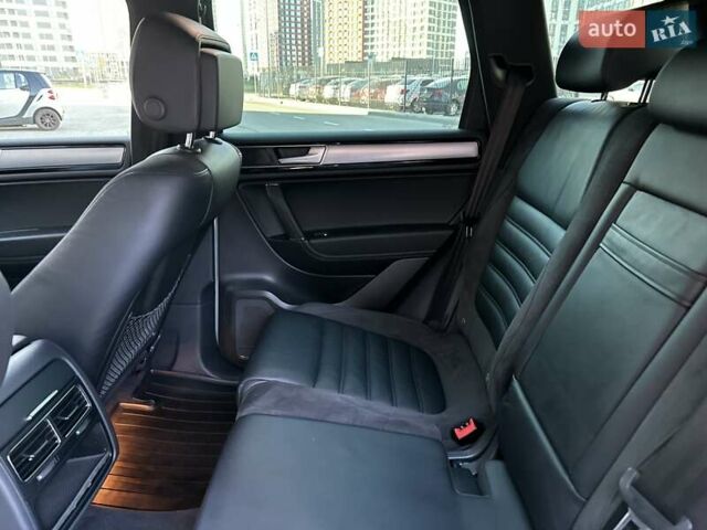 Серый Фольксваген Туарег, объемом двигателя 3 л и пробегом 193 тыс. км за 23450 $, фото 92 на Automoto.ua