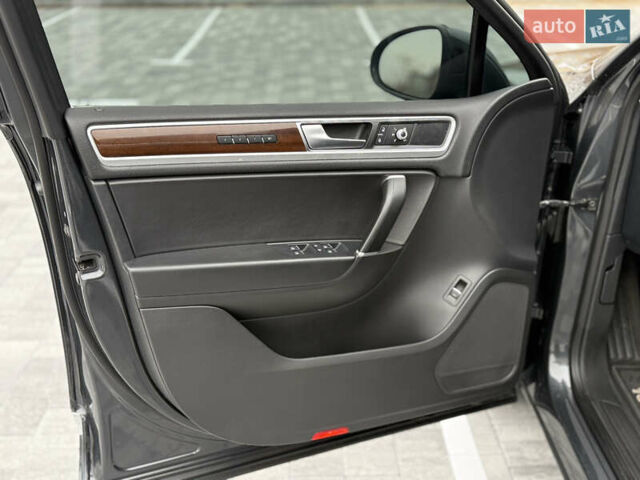 Серый Фольксваген Туарег, объемом двигателя 3 л и пробегом 186 тыс. км за 22500 $, фото 14 на Automoto.ua