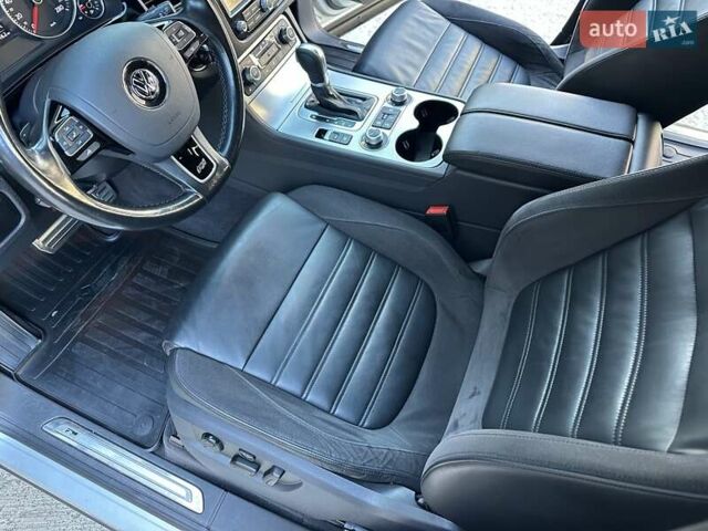 Серый Фольксваген Туарег, объемом двигателя 3 л и пробегом 193 тыс. км за 23450 $, фото 41 на Automoto.ua