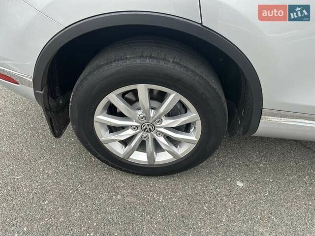 Серый Фольксваген Туарег, объемом двигателя 2.97 л и пробегом 196 тыс. км за 28000 $, фото 17 на Automoto.ua