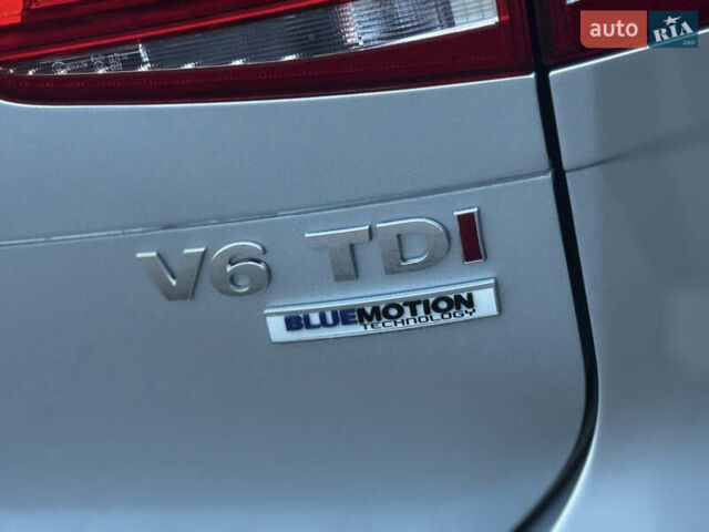 Серый Фольксваген Туарег, объемом двигателя 3 л и пробегом 205 тыс. км за 27500 $, фото 22 на Automoto.ua