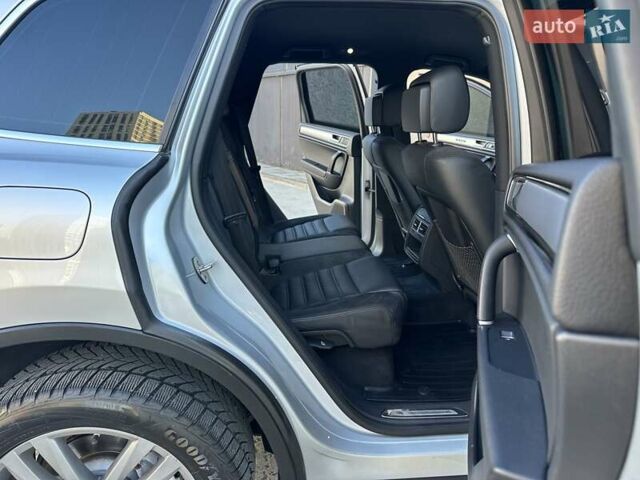 Серый Фольксваген Туарег, объемом двигателя 3 л и пробегом 193 тыс. км за 23450 $, фото 70 на Automoto.ua