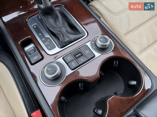 Серый Фольксваген Туарег, объемом двигателя 3 л и пробегом 228 тыс. км за 24900 $, фото 39 на Automoto.ua