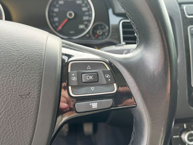 Серый Фольксваген Туарег, объемом двигателя 3 л и пробегом 176 тыс. км за 25000 $, фото 16 на Automoto.ua