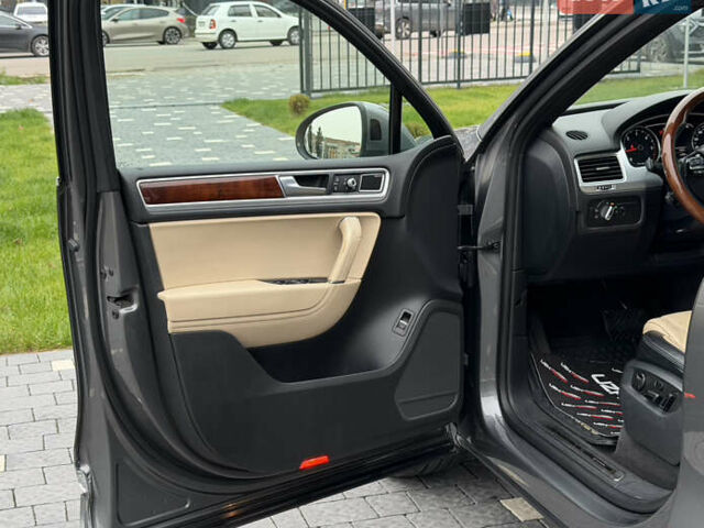 Серый Фольксваген Туарег, объемом двигателя 3 л и пробегом 228 тыс. км за 24900 $, фото 21 на Automoto.ua