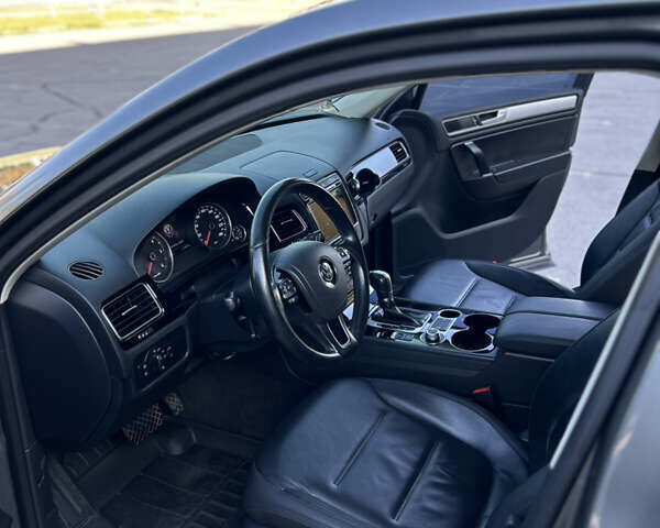 Сірий Фольксваген Туарег, об'ємом двигуна 2.97 л та пробігом 220 тис. км за 21400 $, фото 8 на Automoto.ua