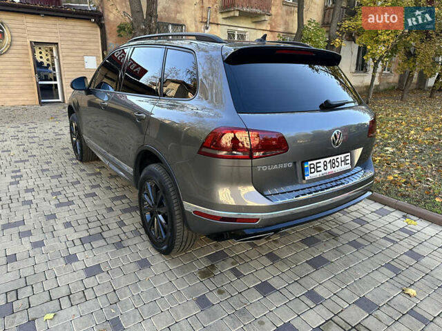 Серый Фольксваген Туарег, объемом двигателя 2.97 л и пробегом 240 тыс. км за 27500 $, фото 4 на Automoto.ua