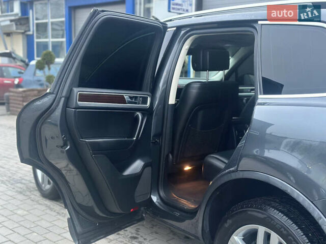 Серый Фольксваген Туарег, объемом двигателя 2.97 л и пробегом 268 тыс. км за 19700 $, фото 20 на Automoto.ua