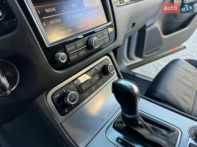 Серый Фольксваген Туарег, объемом двигателя 3 л и пробегом 193 тыс. км за 23450 $, фото 87 на Automoto.ua