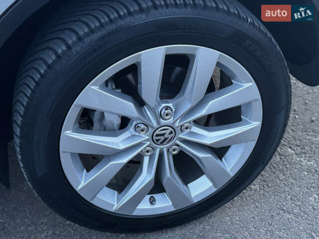 Серый Фольксваген Туарег, объемом двигателя 3 л и пробегом 205 тыс. км за 27500 $, фото 16 на Automoto.ua