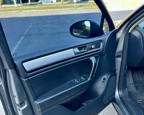 Сірий Фольксваген Туарег, об'ємом двигуна 2.97 л та пробігом 220 тис. км за 21400 $, фото 7 на Automoto.ua