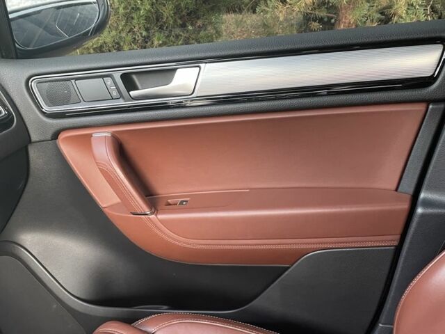 Сірий Фольксваген Туарег, об'ємом двигуна 3 л та пробігом 262 тис. км за 27999 $, фото 12 на Automoto.ua