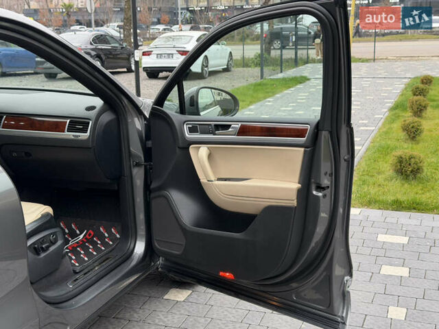 Серый Фольксваген Туарег, объемом двигателя 3 л и пробегом 228 тыс. км за 24900 $, фото 43 на Automoto.ua