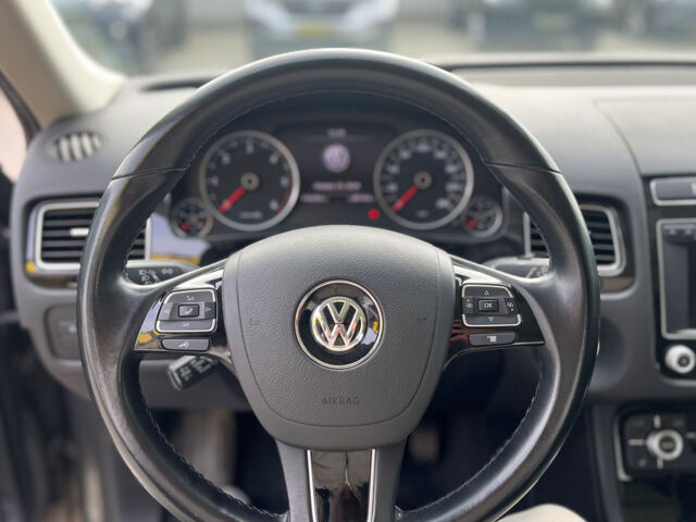 Серый Фольксваген Туарег, объемом двигателя 3 л и пробегом 176 тыс. км за 25000 $, фото 14 на Automoto.ua