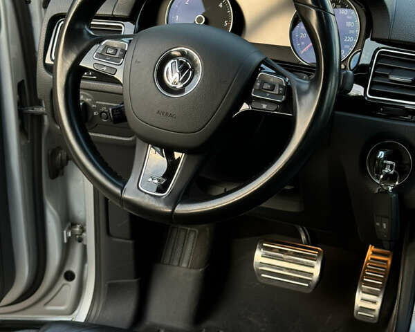 Серый Фольксваген Туарег, объемом двигателя 3 л и пробегом 149 тыс. км за 36000 $, фото 37 на Automoto.ua