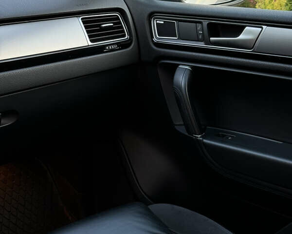 Серый Фольксваген Туарег, объемом двигателя 3 л и пробегом 149 тыс. км за 36000 $, фото 39 на Automoto.ua