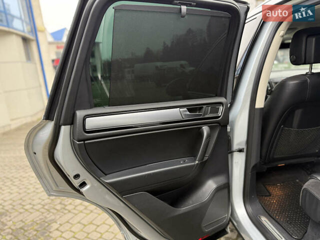 Сірий Фольксваген Туарег, об'ємом двигуна 3 л та пробігом 235 тис. км за 27500 $, фото 33 на Automoto.ua