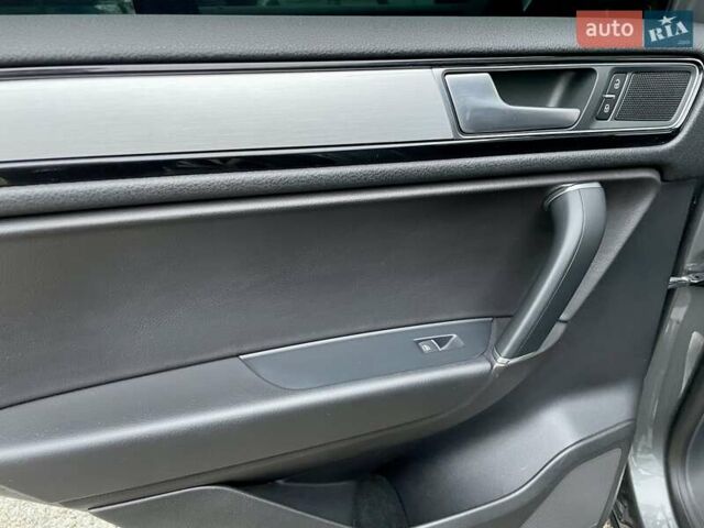 Серый Фольксваген Туарег, объемом двигателя 3.6 л и пробегом 134 тыс. км за 18999 $, фото 32 на Automoto.ua