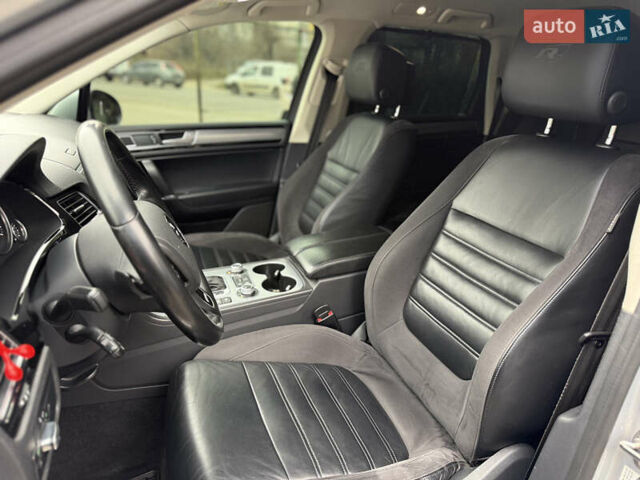 Сірий Фольксваген Туарег, об'ємом двигуна 3 л та пробігом 235 тис. км за 27500 $, фото 25 на Automoto.ua