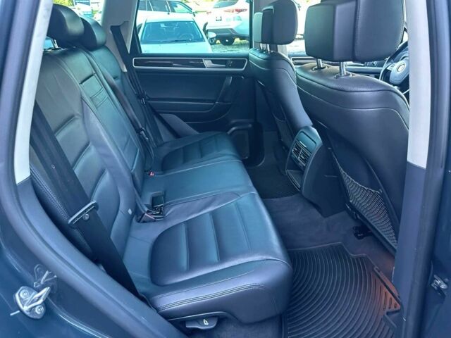 Серый Фольксваген Туарег, объемом двигателя 3 л и пробегом 80 тыс. км за 10200 $, фото 12 на Automoto.ua