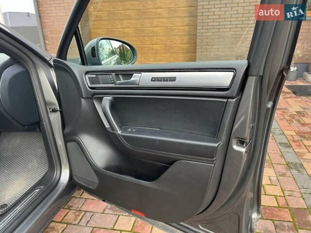 Серый Фольксваген Туарег, объемом двигателя 2.97 л и пробегом 191 тыс. км за 33999 $, фото 30 на Automoto.ua