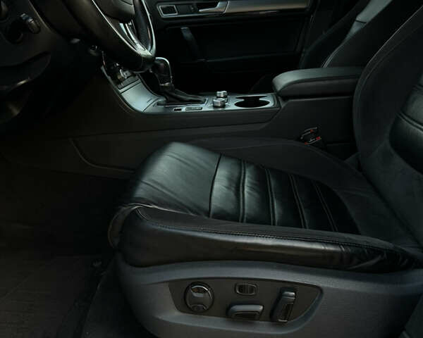 Серый Фольксваген Туарег, объемом двигателя 3 л и пробегом 149 тыс. км за 36000 $, фото 27 на Automoto.ua