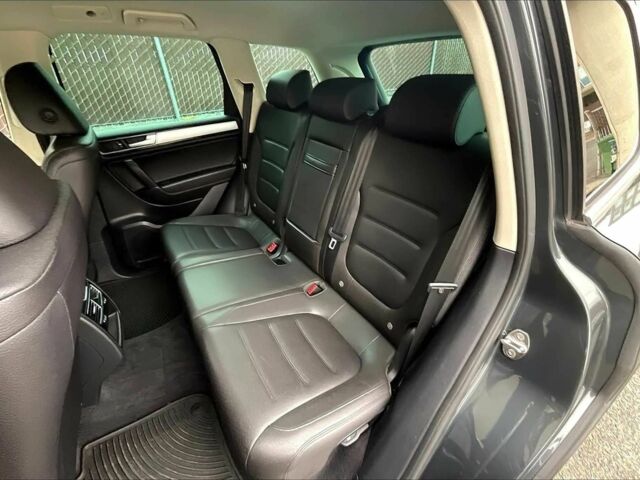 Сірий Фольксваген Туарег, об'ємом двигуна 3 л та пробігом 72 тис. км за 10100 $, фото 11 на Automoto.ua