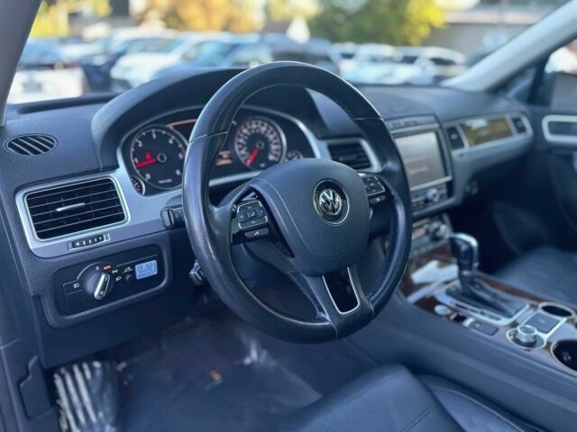 Серый Фольксваген Туарег, объемом двигателя 3 л и пробегом 80 тыс. км за 10200 $, фото 9 на Automoto.ua