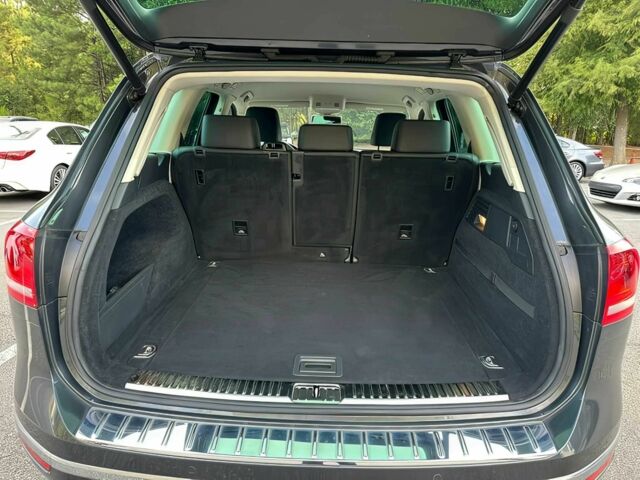 Серый Фольксваген Туарег, объемом двигателя 3.6 л и пробегом 74 тыс. км за 13200 $, фото 12 на Automoto.ua