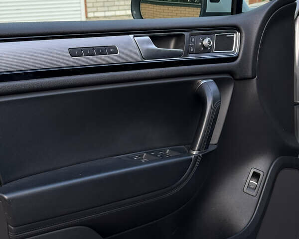 Серый Фольксваген Туарег, объемом двигателя 3 л и пробегом 149 тыс. км за 36000 $, фото 34 на Automoto.ua