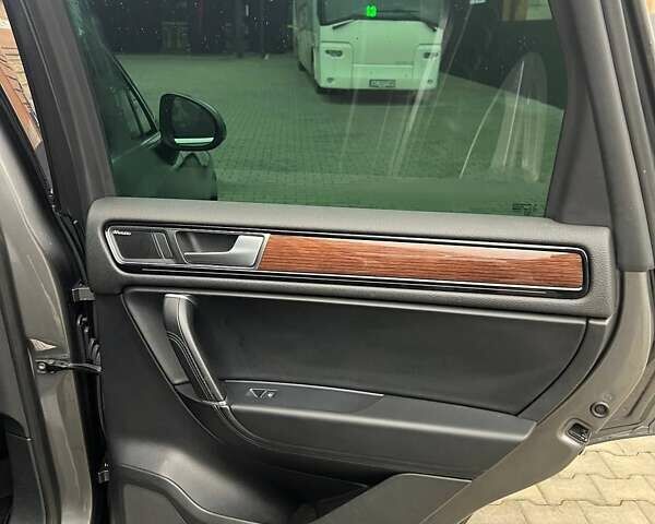 Серый Фольксваген Туарег, объемом двигателя 3 л и пробегом 270 тыс. км за 29999 $, фото 63 на Automoto.ua