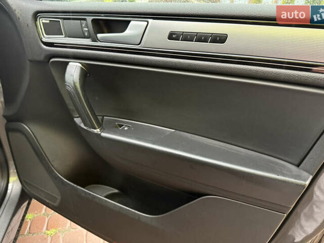 Серый Фольксваген Туарег, объемом двигателя 3 л и пробегом 267 тыс. км за 35000 $, фото 41 на Automoto.ua