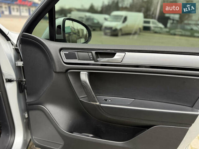 Сірий Фольксваген Туарег, об'ємом двигуна 3 л та пробігом 235 тис. км за 27500 $, фото 44 на Automoto.ua