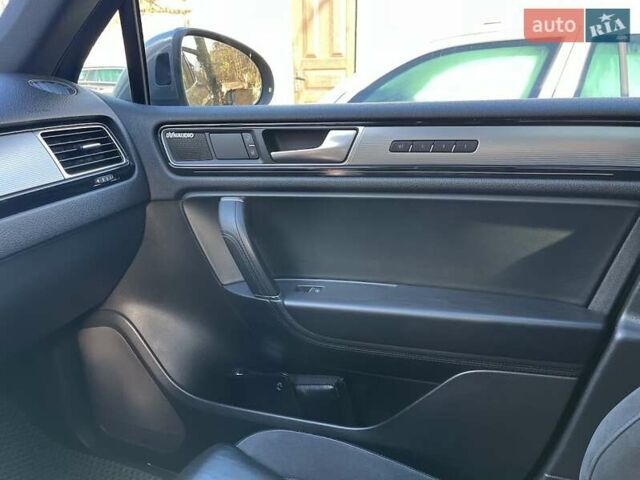 Серый Фольксваген Туарег, объемом двигателя 2.97 л и пробегом 191 тыс. км за 33999 $, фото 60 на Automoto.ua