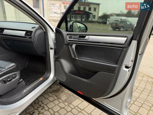 Сірий Фольксваген Туарег, об'ємом двигуна 3 л та пробігом 235 тис. км за 27500 $, фото 43 на Automoto.ua