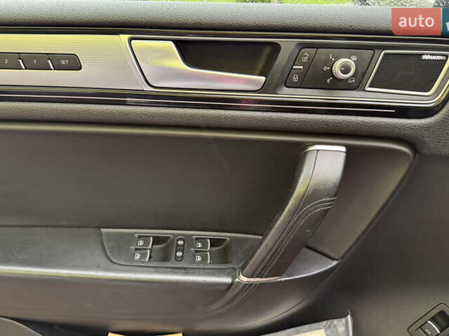 Серый Фольксваген Туарег, объемом двигателя 3 л и пробегом 267 тыс. км за 35000 $, фото 34 на Automoto.ua