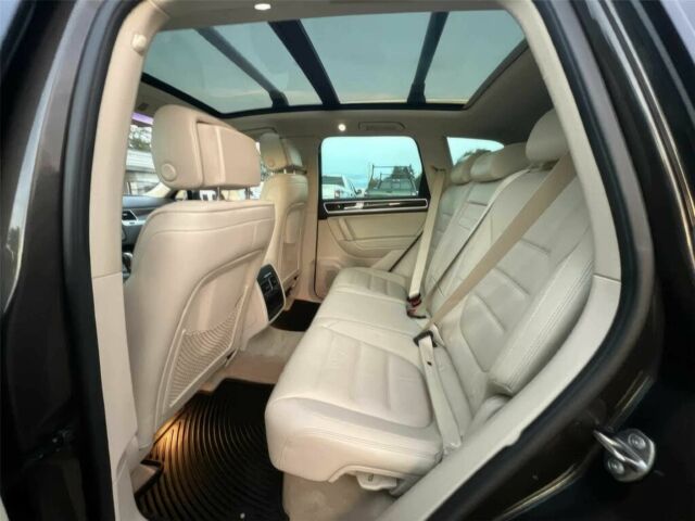 Серый Фольксваген Туарег, объемом двигателя 3 л и пробегом 77 тыс. км за 13600 $, фото 9 на Automoto.ua