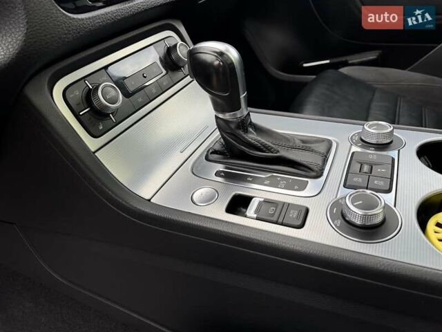 Серый Фольксваген Туарег, объемом двигателя 2.97 л и пробегом 191 тыс. км за 33999 $, фото 22 на Automoto.ua