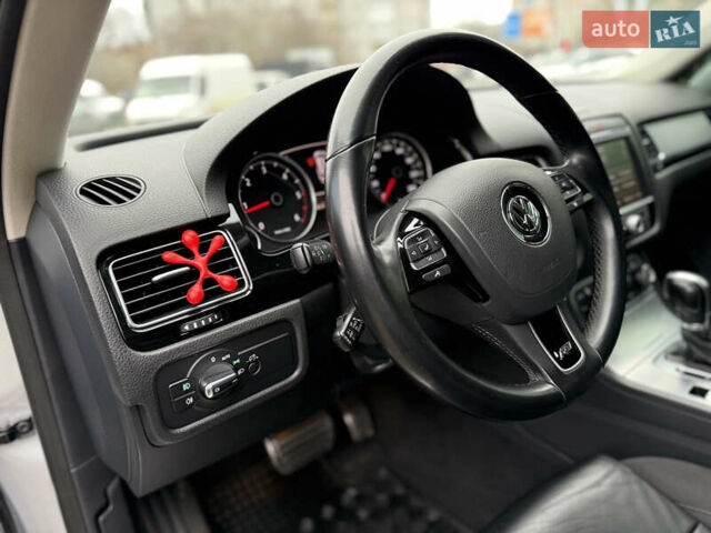 Сірий Фольксваген Туарег, об'ємом двигуна 3 л та пробігом 235 тис. км за 27500 $, фото 26 на Automoto.ua