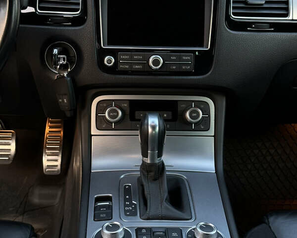 Серый Фольксваген Туарег, объемом двигателя 3 л и пробегом 149 тыс. км за 36000 $, фото 38 на Automoto.ua