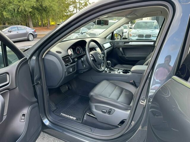 Серый Фольксваген Туарег, объемом двигателя 3.6 л и пробегом 74 тыс. км за 13200 $, фото 5 на Automoto.ua