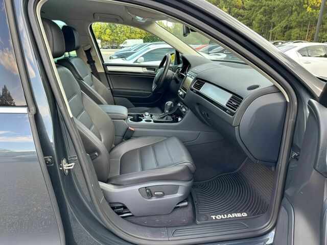 Серый Фольксваген Туарег, объемом двигателя 3.6 л и пробегом 74 тыс. км за 13200 $, фото 9 на Automoto.ua