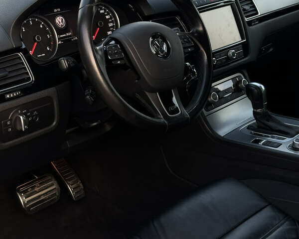 Серый Фольксваген Туарег, объемом двигателя 3 л и пробегом 149 тыс. км за 36000 $, фото 23 на Automoto.ua